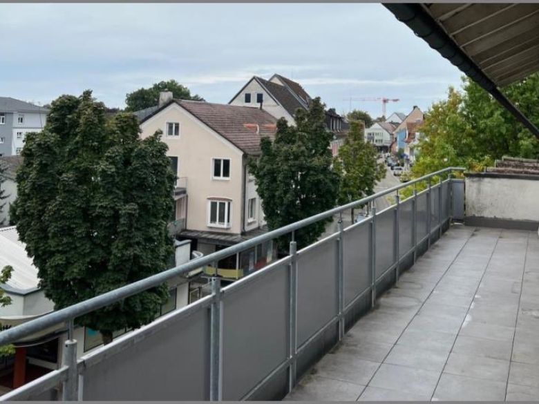 Balkon zur Hauptstraße von 3-Zimmer-Wohnung im 3 OG mit zwei Balkonen zentral in Achern in Achern bei Dhonau Immobilien-Makler Ortenau