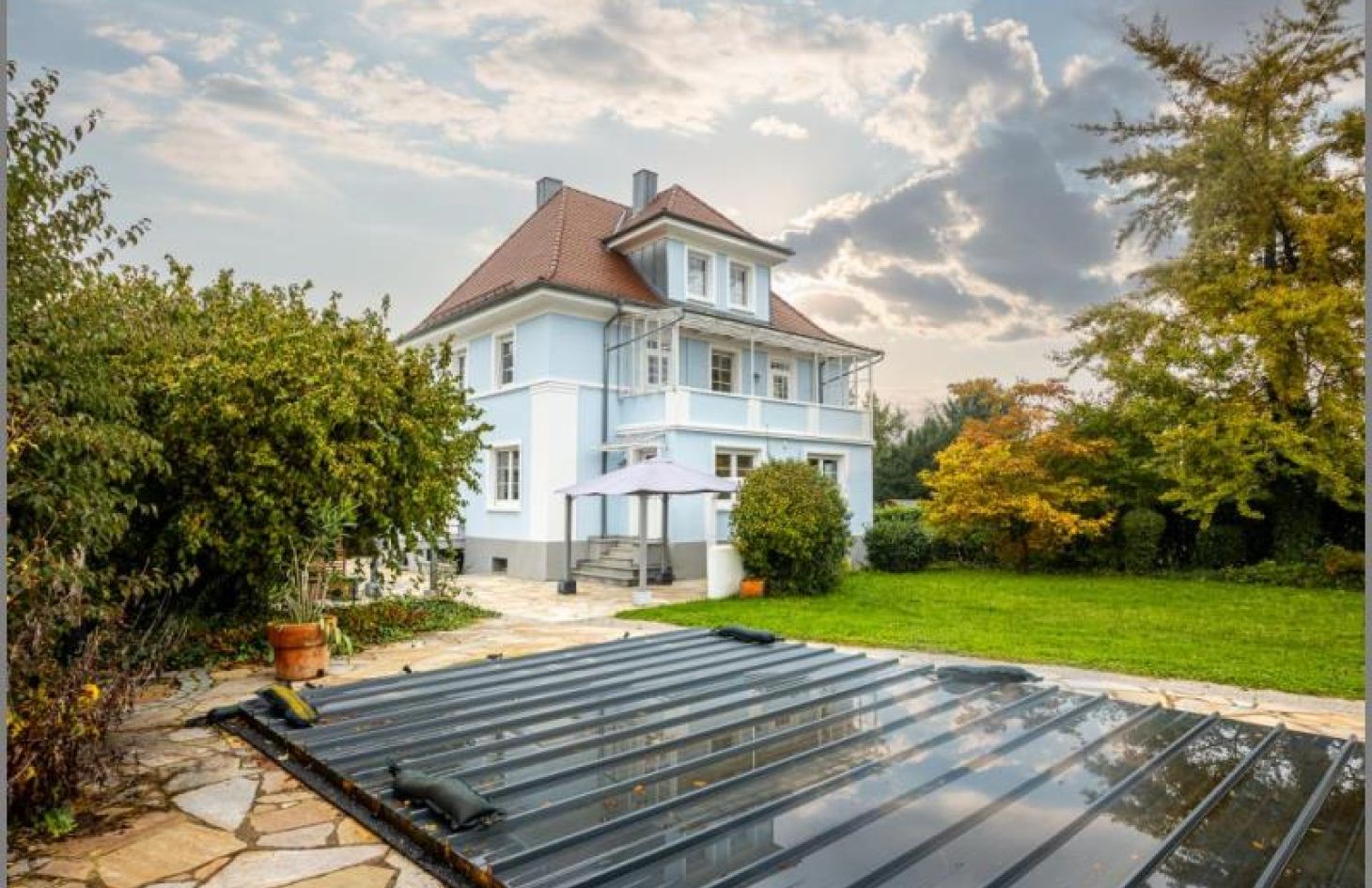 Pool (Winterabdeckung) von Wunderschöne Villa 1928 - modernisiert, großes Grundstück, Pool, erstklassige Lage!  in Achern bei Dhonau Immobilien-Makler Ortenau