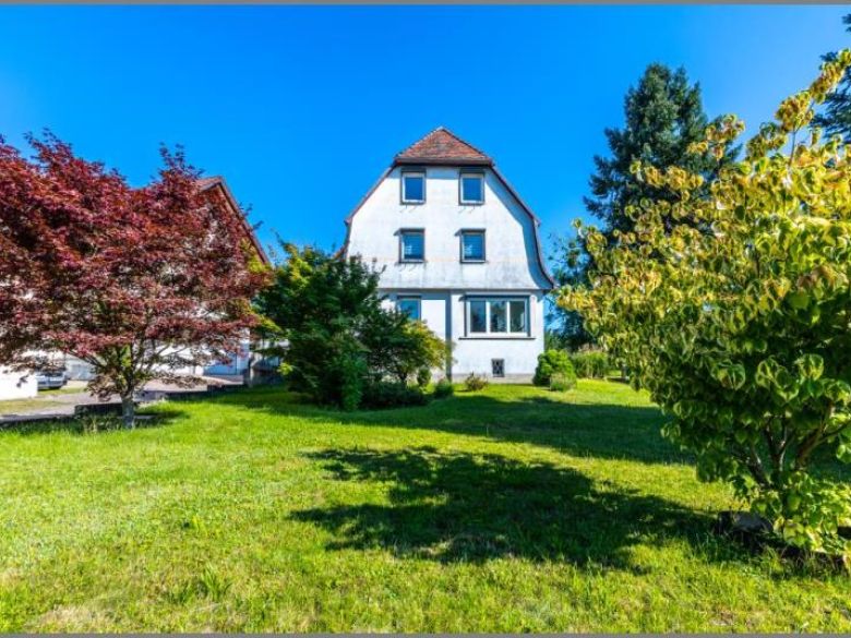 mit großem Vorgarten von Einfamilienhaus / 3 Wohnungen & großes Grundstück in Sasbach bei Dhonau Immobilien-Makler Ortenau