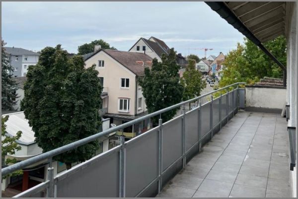 Balkon zur Hauptstraße von 3-Zimmer-Wohnung im 3 OG mit zwei Balkonen zentral in Achern in Achern bei Dhonau Immobilien-Makler Ortenau