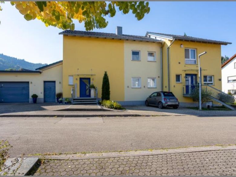 Mehrgenarationenhaus von Zweifamilienhaus/Mehrgenerationenhaus - 2 DHH kombinierbar in Top-Lage! in Oberkirch bei Dhonau Immobilien-Makler Ortenau