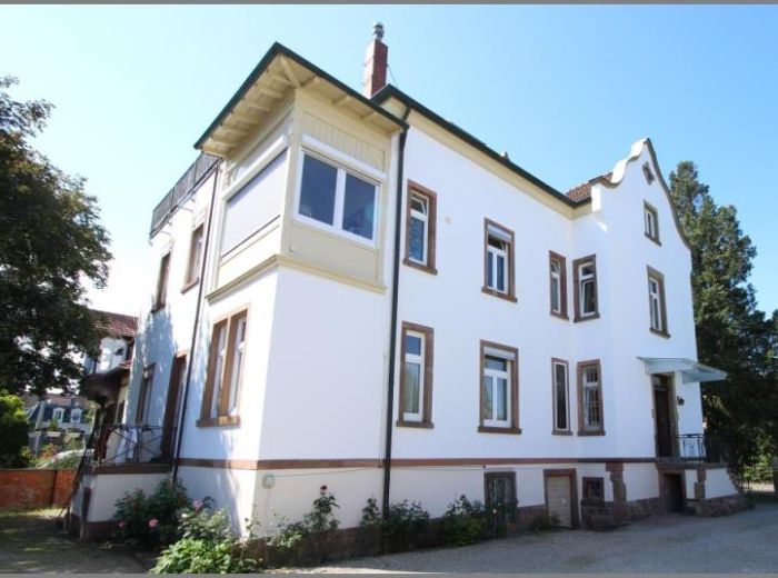 Haus von Frisch sanierte 4-Zi.-EG-Wohnung in Altbauvilla mit 2 Stellplätzen in Achern bei Dhonau Immobilien-Makler Ortenau