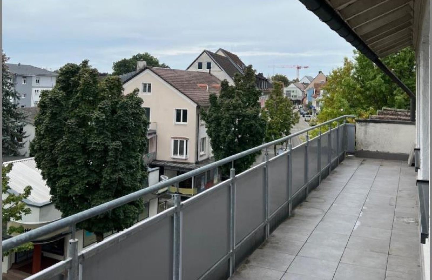 Balkon zur Hauptstraße von 3-Zimmer-Wohnung im 3 OG mit zwei Balkonen zentral in Achern in Achern bei Dhonau Immobilien-Makler Ortenau