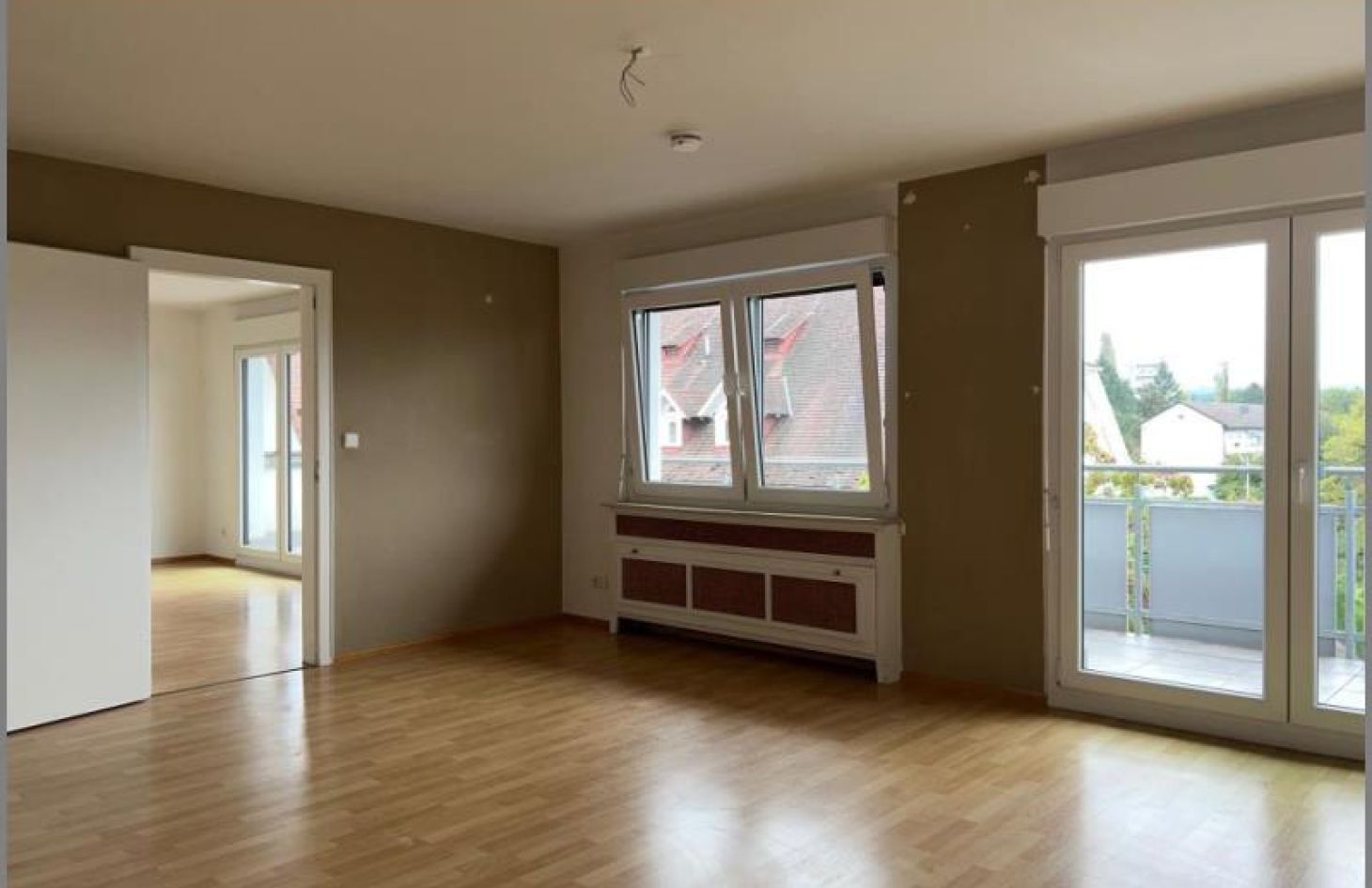 Schlafen von 3-Zimmer-Wohnung im 3 OG mit zwei Balkonen zentral in Achern in Achern bei Dhonau Immobilien-Makler Ortenau