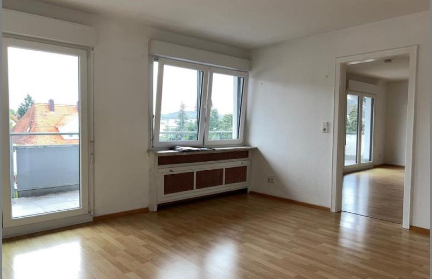 Wohnzimmer von 3-Zimmer-Wohnung im 3 OG mit zwei Balkonen zentral in Achern in Achern bei Dhonau Immobilien-Makler Ortenau