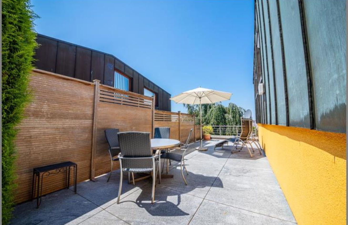 Südterrasse beim Wohnbereich von Exklusiv anders! Schickes Einfamilienhaus im Grünen in bester Wohnlage  in Lauf bei Dhonau Immobilien-Makler Ortenau