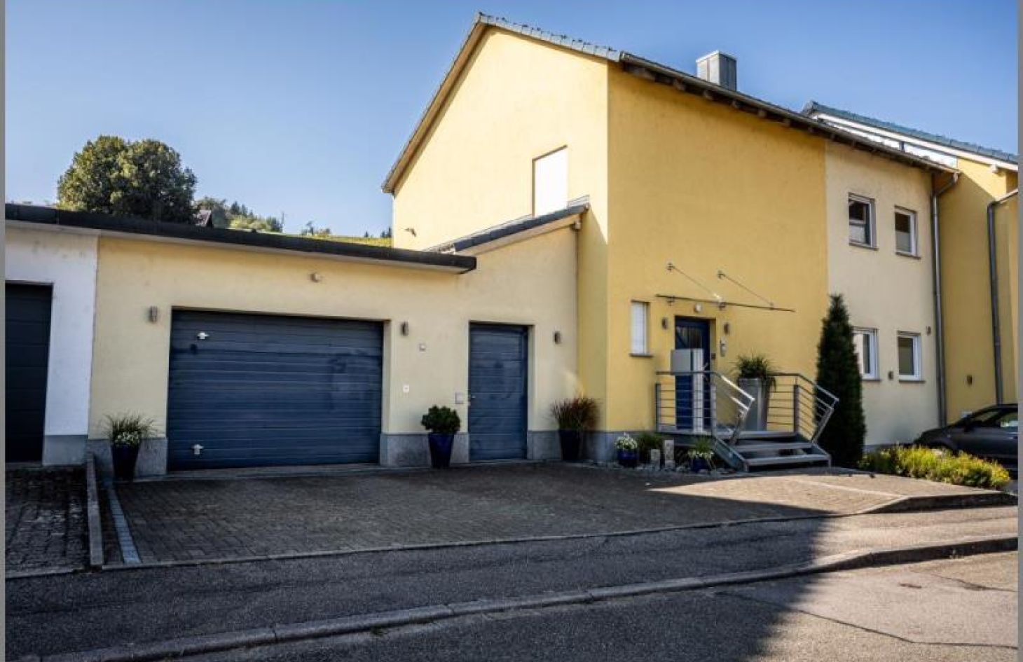 Hausansicht mit Garage von Schöne, modernisierte Doppelhaushälfte 2 von 2 in ruhiger Lage!
 in Oberkirch bei Dhonau Immobilien-Makler Ortenau