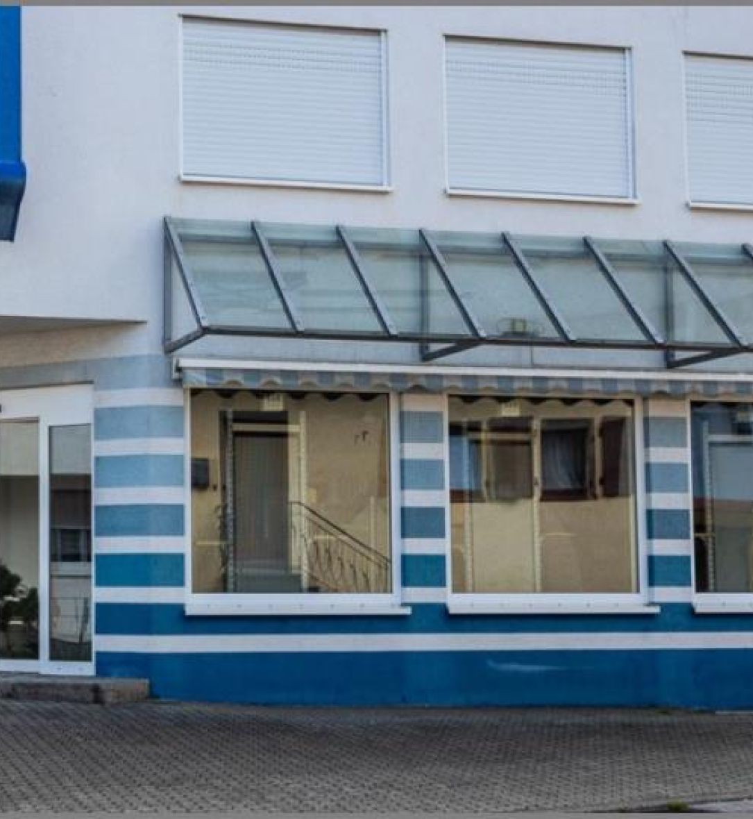 Große Schaufensterfront von Kundenfreundliches, helles Ladenlokal mit Lager u. Stellplätzen in Achern in Achern bei Dhonau Immobilien-Makler Ortenau