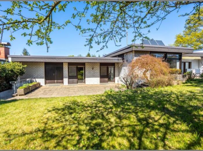 Hausansicht Südseite von Exklusives EFH! Ein Raumwunder als doppelter Bungalow plus TG! in Achern bei Dhonau Immobilien-Makler Ortenau