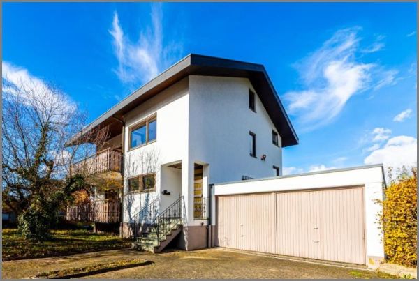 Großes Wohnhaus mit Garagen von Geräumiges Einfamilienhaus - tolle Wohnlage! Hobbyräume, Doppelgarage, Balkone, großes Grundstück. in Sinzheim bei Dhonau Immobilien-Makler Ortenau